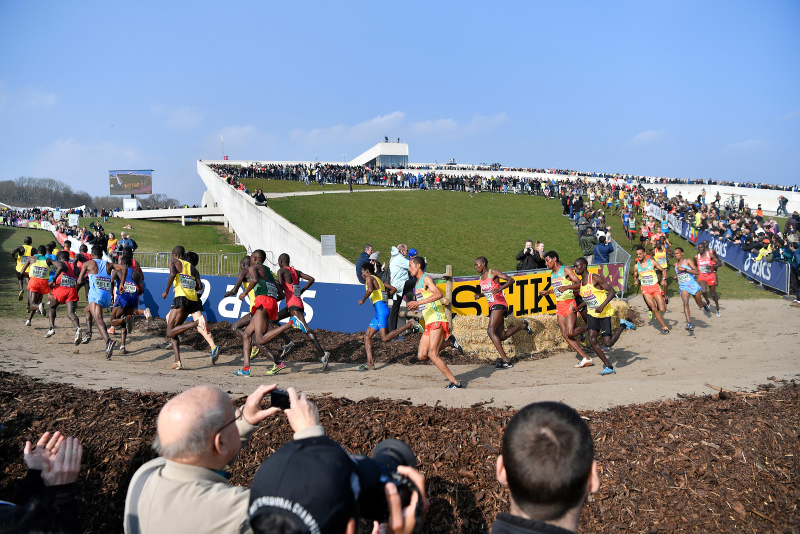 Competitors in the men’s senior race come off the museum roof into a hairpin turn. Photo: Lars Moller
